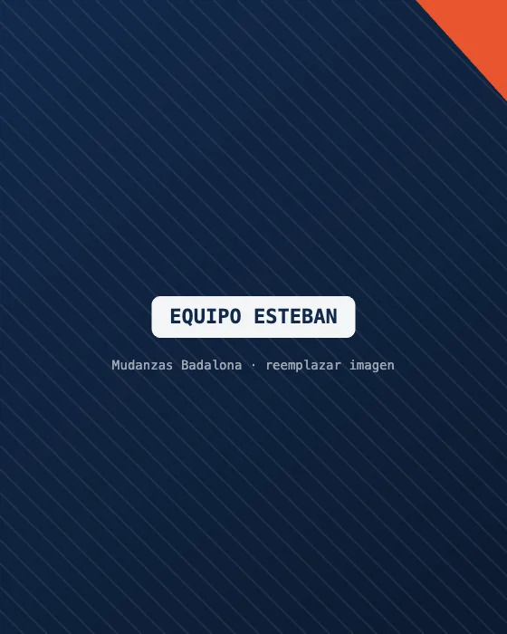 Esteban G., responsable de Mudanzas Badalona, junto a su equipo delante de un camión de mudanzas